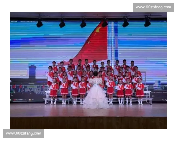 国歌奏响时，他们用身体为孩子撑起晴空